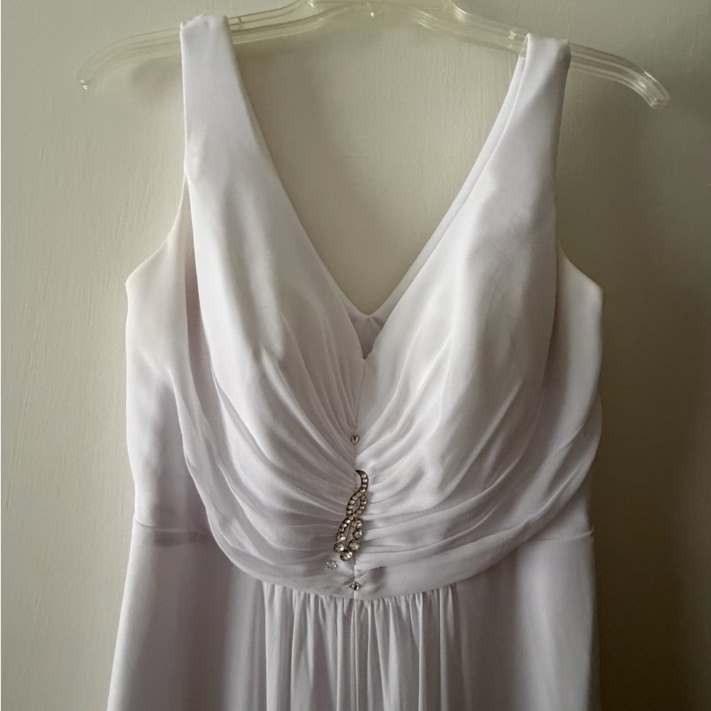 Elegant White Sleeveless Dress